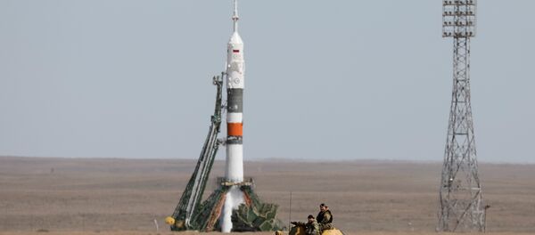 El personal de seguridad junto a la nave espacial Soyuz MS-04 poco antes de su lanzamiento en el cosmódromo de Baikonur, Kazajstán el 20 de abril de 2017. - Sputnik Mundo