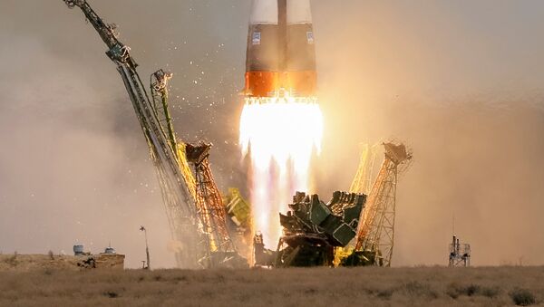 La nave rusa Soyuz MS-04 con dos tripulantes a bordo partiendo rumbo a la EEI - Sputnik Mundo