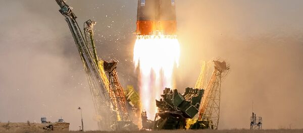 La nave rusa Soyuz MS-04 con dos tripulantes a bordo partiendo rumbo a la EEI - Sputnik Mundo