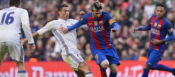 Cristiano Ronaldo y Lionel Messi durante un partido en 2016 - Sputnik Mundo