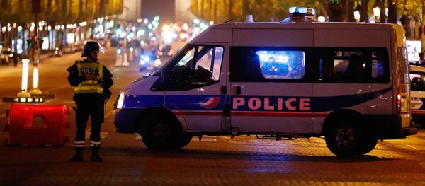 La policía francesa en la Avenida de los Campos Elíseos, París, Francia - Sputnik Mundo