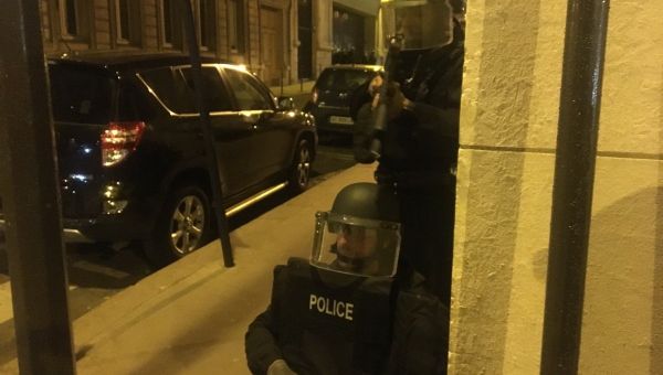 La policía francesa en los Campos Elíseos La policía francesa en los Campos Elíseos - Sputnik Mundo