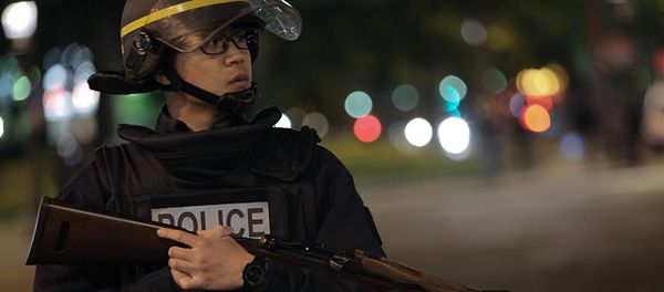 La policía francesa en la avenida de los Campos Elíseos La policía francesa en la avenida de los Campos Elíseos - Sputnik Mundo