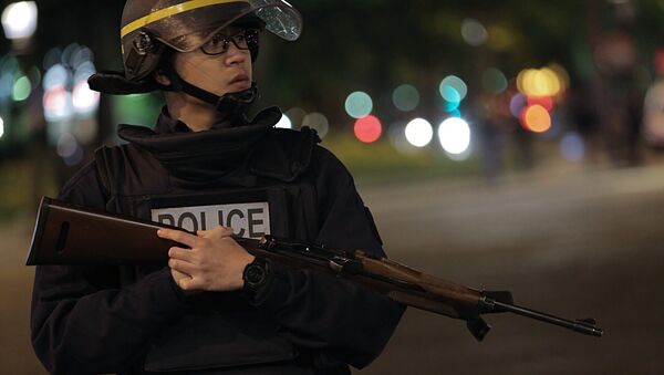 La policía francesa en la avenida de los Campos Elíseos - Sputnik Mundo