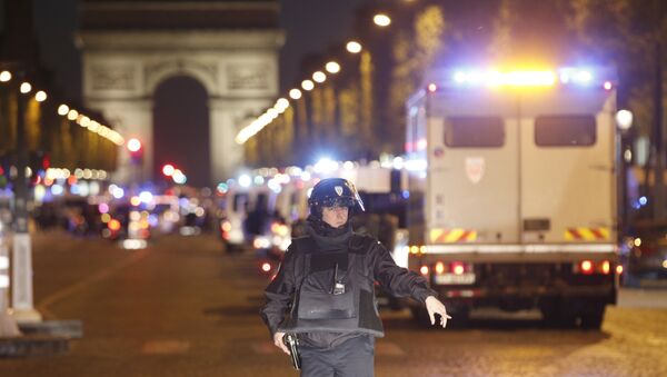 La policía francesa en los Campos Elíseos - Sputnik Mundo