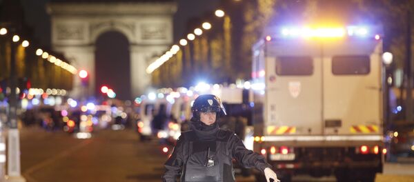 La policía francesa en los Campos Elíseos - Sputnik Mundo