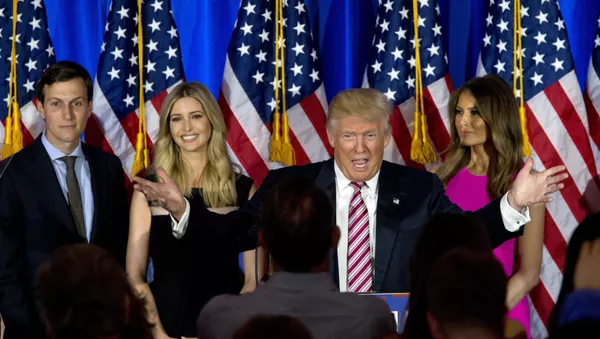 Donald Trump, presidente de EEUU junto a su hija Ivanka y su esposa Melania Trump - Sputnik Mundo