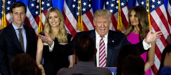 Donald Trump, presidente de EEUU junto a su hija Ivanka y su esposa Melania Trump - Sputnik Mundo