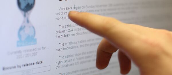 Internet users reading the international media project WikiLeaks. (File) - Sputnik Mundo