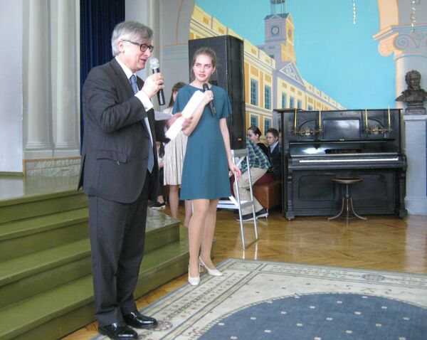 El embajador Ignacio Ibáñez Rubio visita el colegio Cervantes de Moscú - Sputnik Mundo