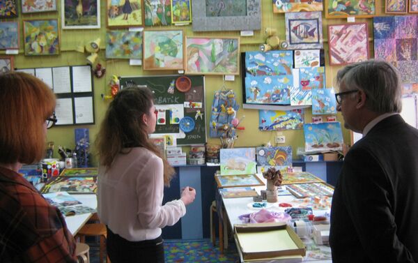 El embajador Ignacio Ibáñez Rubio visita el colegio Cervantes de Moscú - Sputnik Mundo