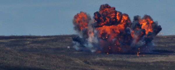 Una explosión de una bomba durante unos ejercicios, imagen ilustrativa - Sputnik Mundo