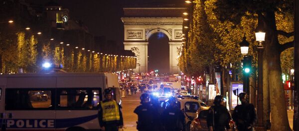 La policía francesa en los Campos Elíseos en París - Sputnik Mundo
