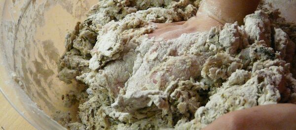 Una mano prepara una masa de pan - Sputnik Mundo