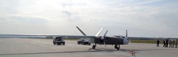 El prototipo del dron pesado ruso Altaír durante las pruebas de vuelo - Sputnik Mundo