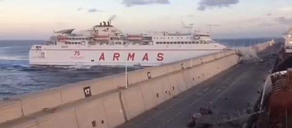 Un ferry colisiona con el puerto de Las Palmas de Gran Canaria - Sputnik Mundo
