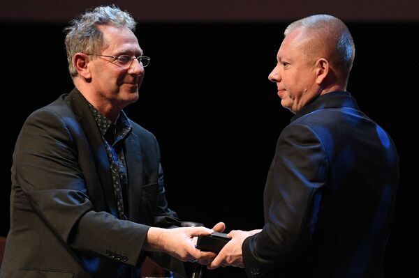 El fotógrafo de Sputnik, Valeri Mélnikov, ha sido galardonado en el mayor y más prestigioso concurso de fotografía mundial World Press Photo 2017. Su trabajo 'Los días negros de Ucrania' recibió el primer premio del jurado en la categoría Proyectos de Largo Plazo. - Sputnik Mundo