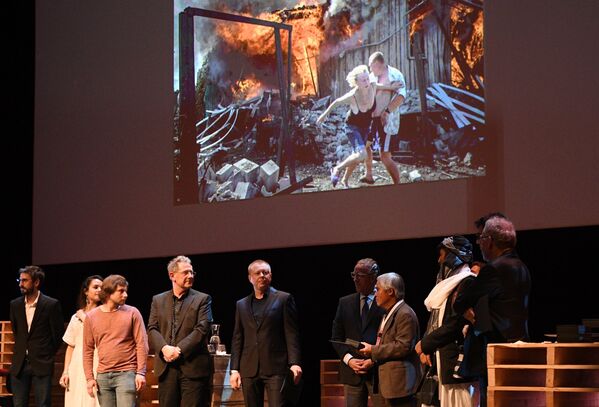 Es el segundo año consecutivo en el que los trabajos de los fotógrafos de Sputnik son destacados por el jurado del World Press Photo. En 2016, Vladímir Pesnia recibió el premio en la categoría Deportes con su álbum 'Hockey en Vetluga'. - Sputnik Mundo