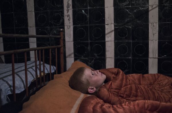 Un adolescente en una de las salas de la escuela del pueblo de Shajti, convertida en refugio para los lugareños, 9 de julio de 2016 - Sputnik Mundo