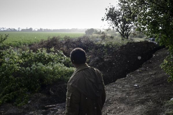 Combatiente del batallón Prizrak, de la milicia popular de Lugansk, en la línea de combate cerca de la localidad de Lisichansk, 23 de junio de 2014 - Sputnik Mundo