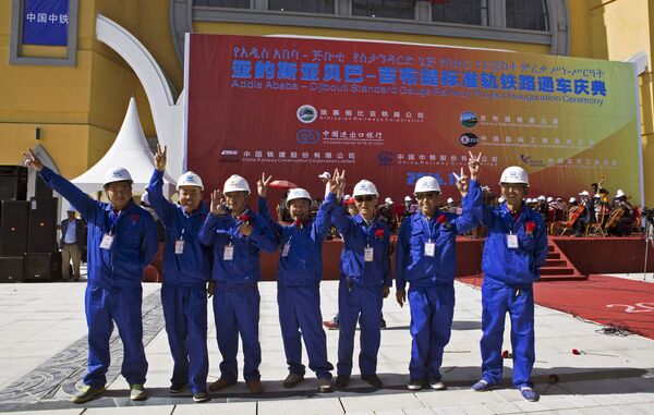 Trabajadores chinos durante la inauguración de la línea ferroviaria que une Adís Abeba, capital de Etiopía, y la ciudad de Yibuti, capital de la república del mismo nombre, 5 de octubre de 2016 - Sputnik Mundo