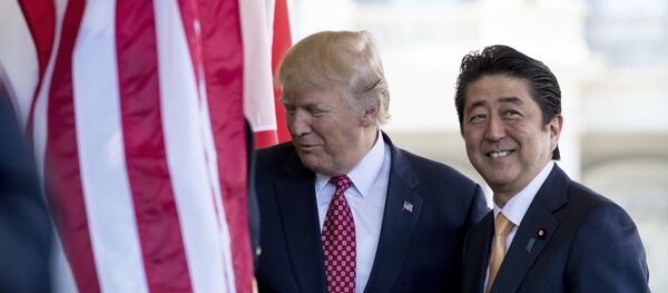 Donald Trump, presidente de EEUU, junto a Shinzo Abe, primer ministro de Japón - Sputnik Mundo
