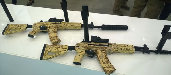 AK-15 y AK-12 (archivo) - Sputnik Mundo