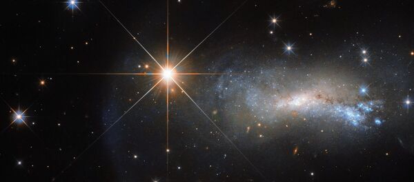 Galaxia NGC 7250, 'eclipsada' por una potente corriente de radiación de la estrella TYC 3203-450-1 - Sputnik Mundo