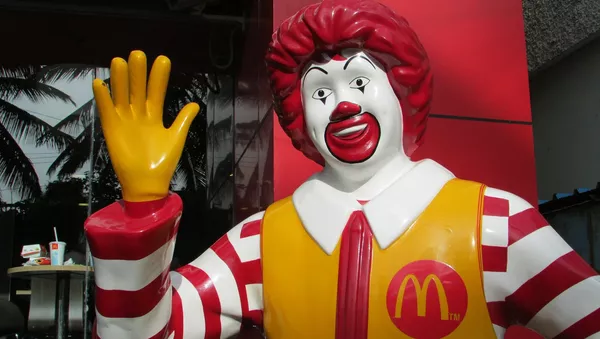 Ronald McDonald, la mascota oficial de McDonald's - Sputnik Mundo
