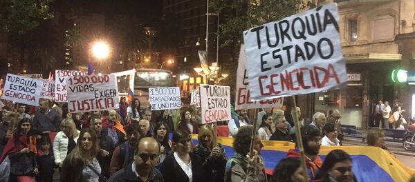 Marcha en Uruguay por el reconocimiento del genocidio armenio en 1915 - Sputnik Mundo