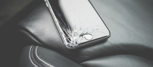Un iPhone roto - Sputnik Mundo