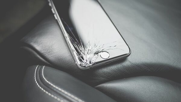 Un iPhone roto - Sputnik Mundo