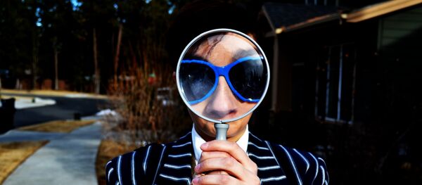 Hombre con una lupa - Sputnik Mundo