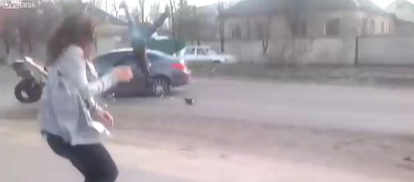 Una ucraniana provoca un terrible accidente al bailar provocativamente en una carretera - Sputnik Mundo