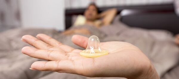 Una mujer con un condón - Sputnik Mundo