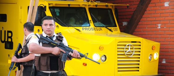 El camión de la empresa internacional Prosegur después del asalto - Sputnik Mundo