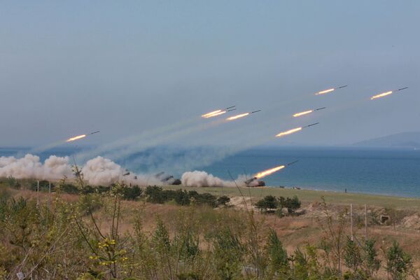 Los sistemas lanzamisiles norcoreanos durante los ejercicios de tiro - Sputnik Mundo