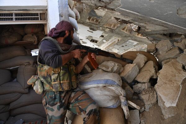 El arriesgado combate del Ejército sirio por la sitiada ciudad de Deir Ezzor - Sputnik Mundo