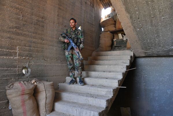 El arriesgado combate del Ejército sirio por la sitiada ciudad de Deir Ezzor - Sputnik Mundo