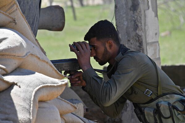 El arriesgado combate del Ejército sirio por la sitiada ciudad de Deir Ezzor - Sputnik Mundo