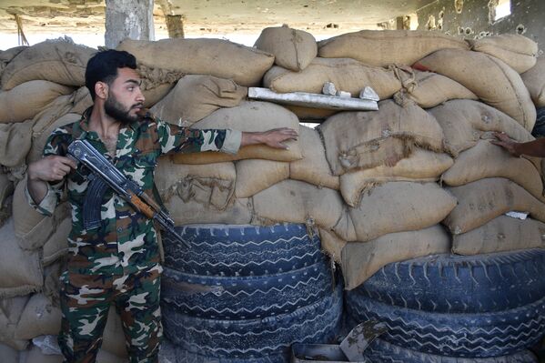 El arriesgado combate del Ejército sirio por la sitiada ciudad de Deir Ezzor - Sputnik Mundo