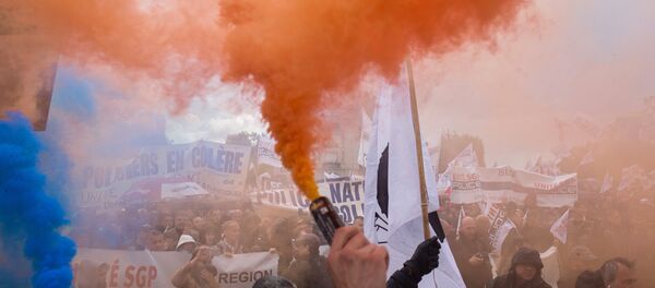 Protestas en París contra los candidatos Marine Le Pen y Emmanuel Macron - Sputnik Mundo