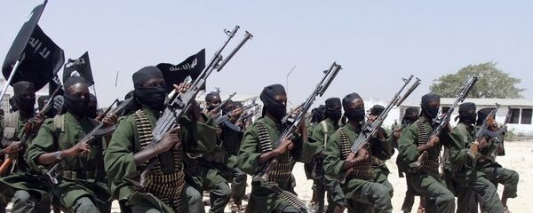 hundreds of newly trained al-Shabab fighters perform military exercises in the Lafofe area some 18 km south of Mogadishu, in Somalia. Somalia's Islamic extremist rebels, al-Shabab, - Sputnik Mundo