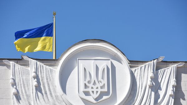 La bandera de Ucrania en el edificio de Rada Suprema en Kiev  - Sputnik Mundo