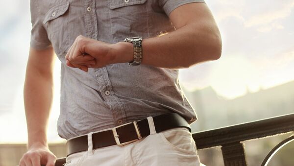 Un hombre mirando al reloj - Sputnik Mundo