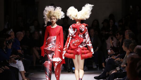 Un desfile de la marca Comme des Garçons (archivo) - Sputnik Mundo