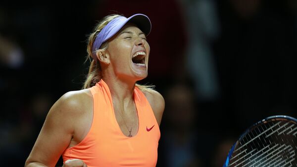 Мария Шарапова радуется победе в матче первого круга одиночной встречи против Роберты Винчи в матче WTA Porsche Tennis Grand Prix 2017 в Штутгарте - Sputnik Mundo