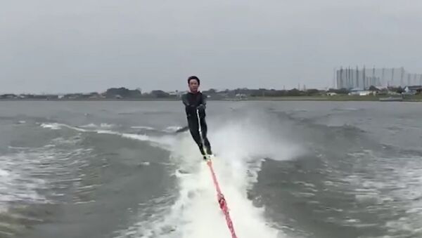 Un pez volador 'ataca' a un esquiador justo en sus partes pudendas - Sputnik Mundo