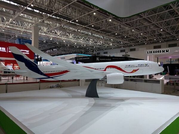 La maqueta del avión de pasajeros ruso-chino de ancho fuselaje C929 / ShFDMS presentada en la feria aeroespacial Airshow China 2016 La maqueta del avión de pasajeros ruso-chino de ancho fuselaje C929 / ShFDMS presentada en la feria aeroespacial Airshow China 2016 - Sputnik Mundo