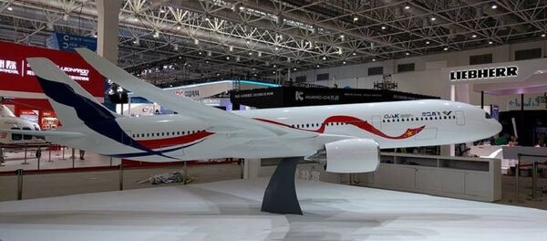 La maqueta del avión de pasajeros ruso-chino de ancho fuselaje C929 / ShFDMS presentada en la feria aeroespacial Airshow China 2016 La maqueta del avión de pasajeros ruso-chino de ancho fuselaje C929 / ShFDMS presentada en la feria aeroespacial Airshow China 2016 - Sputnik Mundo
